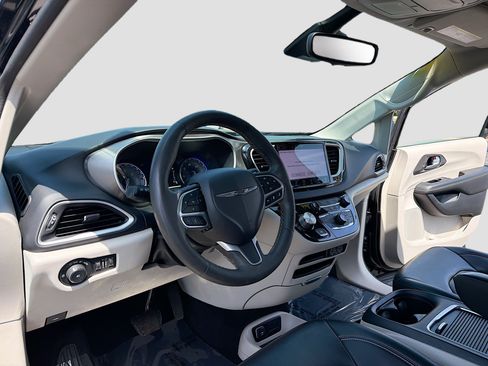 Used 2023 Chrysler Pacifica Touring-L FWD image 4