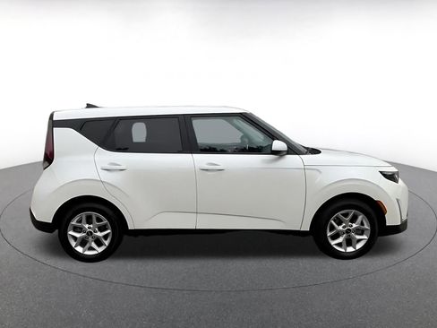 Used 2025 Kia Soul LX w/ LX Technology Package FWD image 16