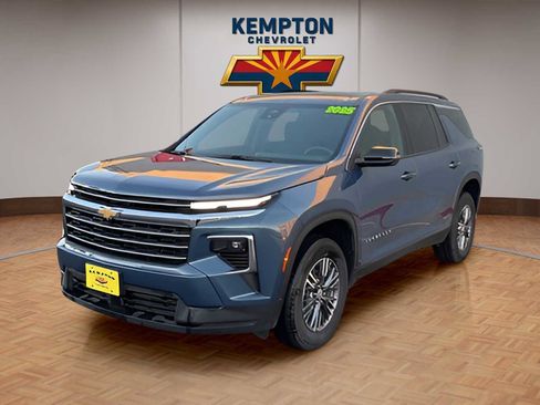 Used 2025 Chevrolet Traverse LT image 2