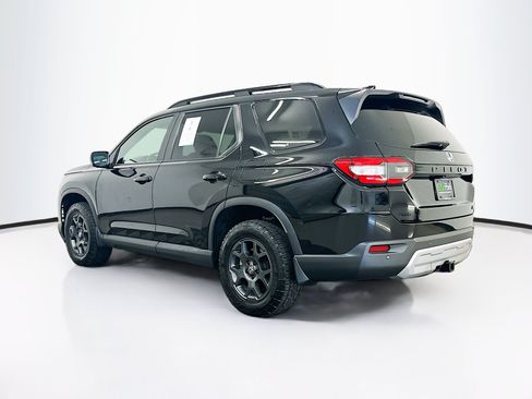 Used 2025 Honda Pilot TrailSport image 5