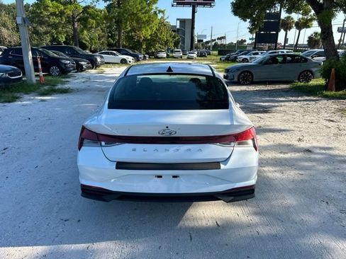 Used 2021 Hyundai Elantra SE FWD image 17