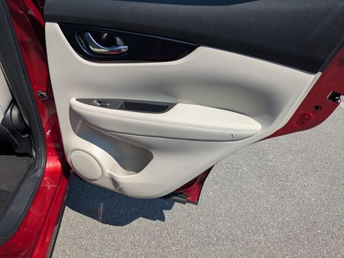 Used 2021 Nissan Rogue Sport SL FWD image 31