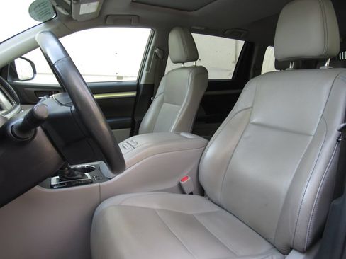 Certified 2019 Toyota Highlander XLE AWD/4WD image 11