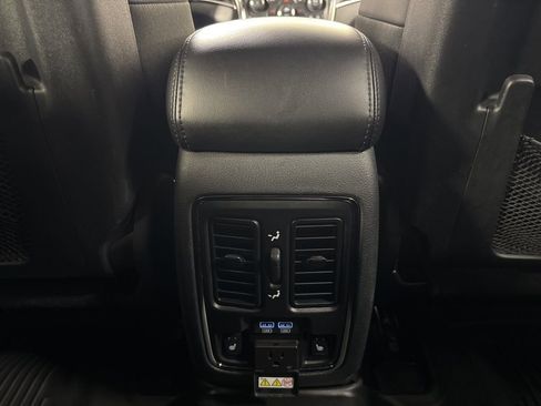 Used 2018 Jeep Grand Cherokee Limited image 32