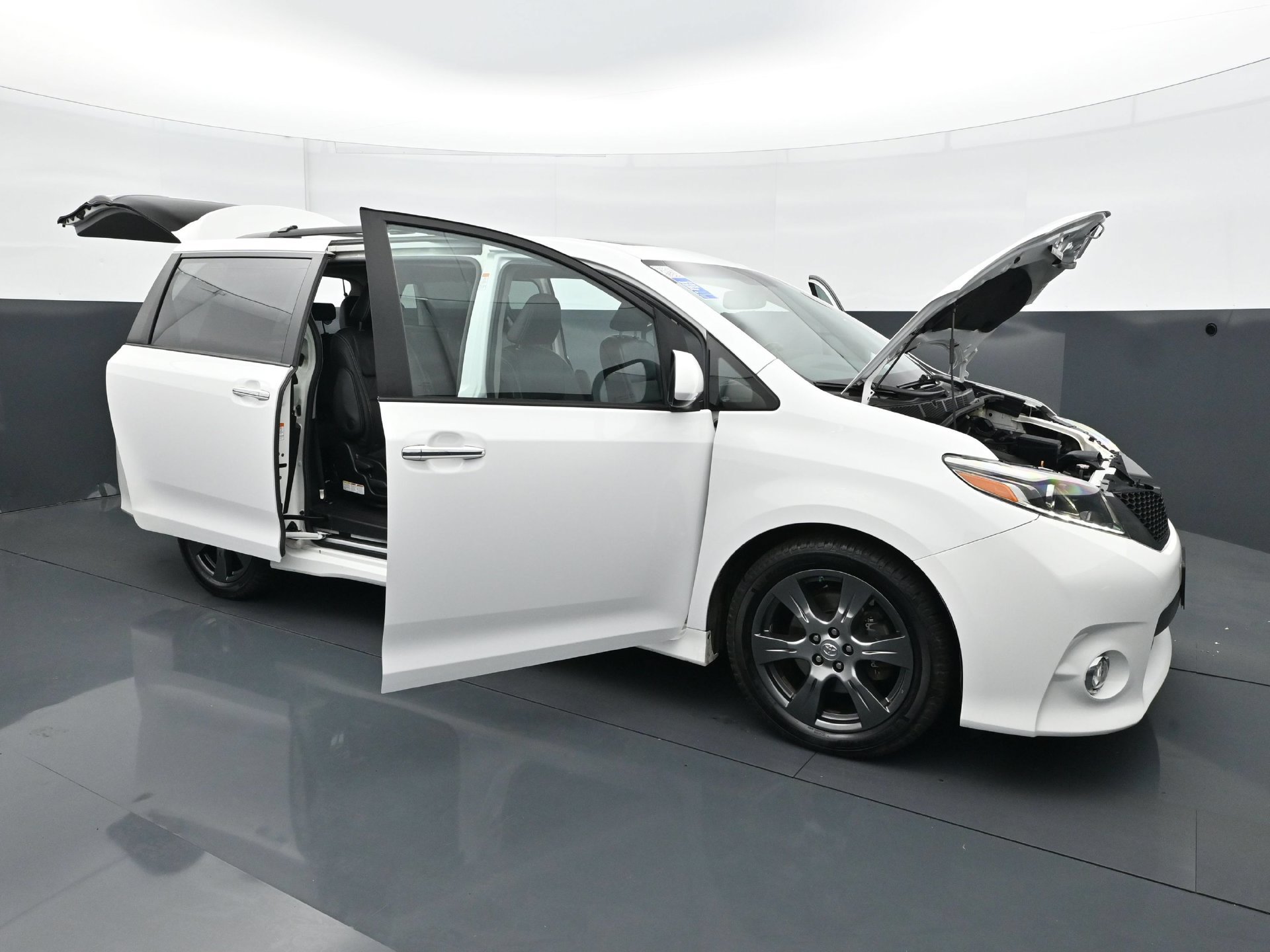 Used 2017 Toyota Sienna SE w/ SE Preferred Package FWD image 39