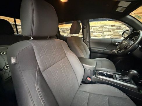 Used 2019 Toyota Tacoma TRD Sport AWD/4WD image 15