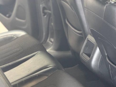 Used 2015 Chrysler 200 S FWD image 9