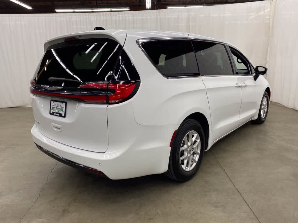 Used 2025 Chrysler Pacifica Select FWD image 6