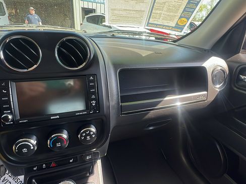 Used 2017 Jeep Patriot High Altitude AWD/4WD image 13