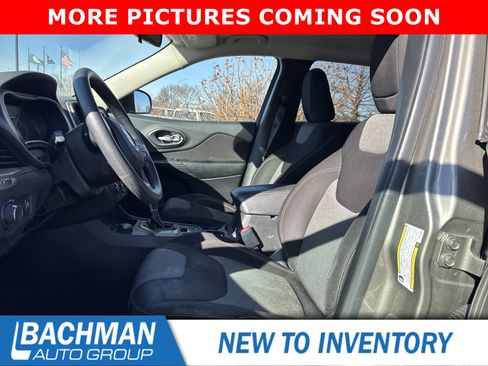 Used 2016 Jeep Cherokee Sport image 11