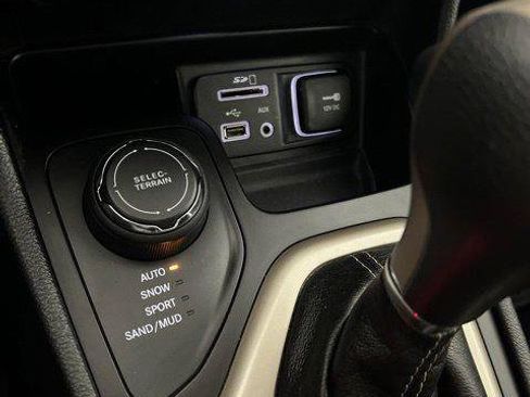 Certified 2017 Jeep Cherokee Latitude w/ Cold Weather Group AWD/4WD image 25