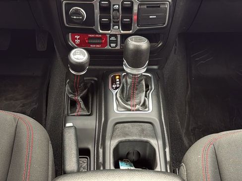 Used 2022 Jeep Wrangler Unlimited Rubicon w/ Cold Weather Group image 25