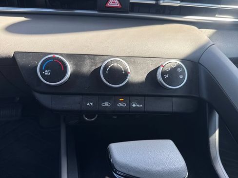 Used 2025 Hyundai Elantra SE FWD image 21