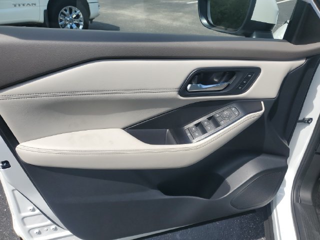 Used 2025 Nissan Rogue SL w/ SL Premium Package FWD image 12