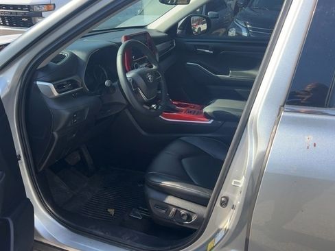 Used 2021 Toyota Highlander XLE image 9