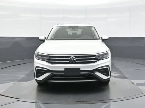 Used 2023 Volkswagen Tiguan SE w/ Panoramic Sunroof Package FWD image 2
