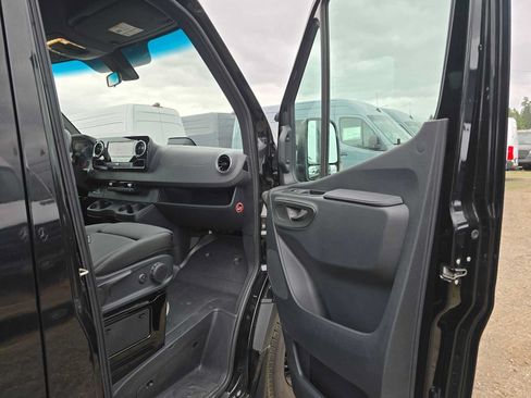 Used 2025 Mercedes-Benz Sprinter 2500 image 10