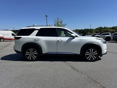 Certified 2025 Nissan Pathfinder Platinum FWD image 10