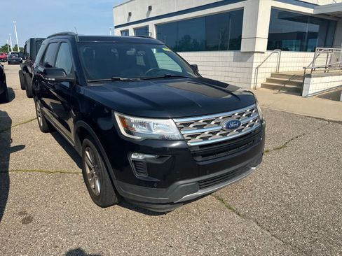 Used 2018 Ford Explorer XLT w/ Equipment Group 202A AWD/4WD image 6