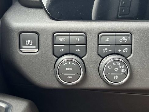 Used 2025 Chevrolet Silverado 1500 High Country w/ High Country Premium Package AWD/4WD image 29