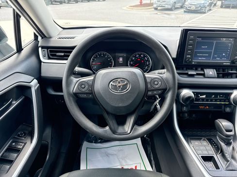 Used 2022 Toyota RAV4 LE AWD/4WD image 16