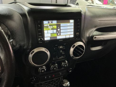 Used 2015 Jeep Wrangler Unlimited Sahara w/ Connectivity Group AWD/4WD image 15
