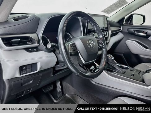 Used 2021 Toyota Highlander XLE FWD image 9