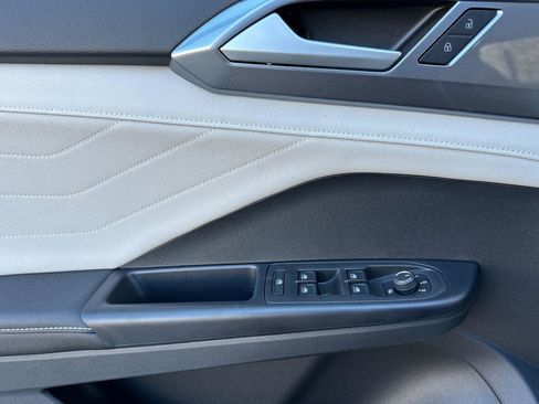 New 2026 Volkswagen Taos SEL image 10