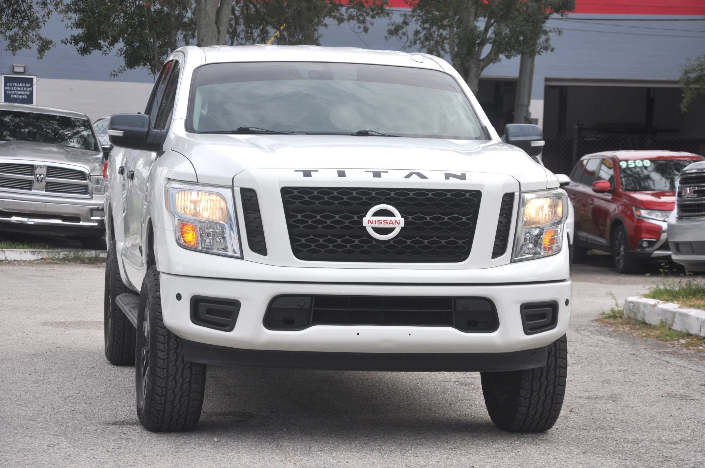 Used 2018 Nissan Titan SV w/ SV Convenience Package RWD image 9