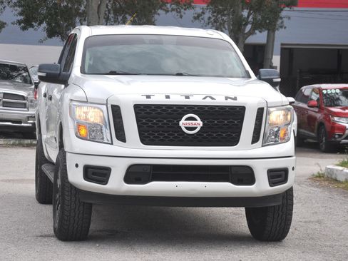 Used 2018 Nissan Titan SV w/ SV Convenience Package RWD image 9