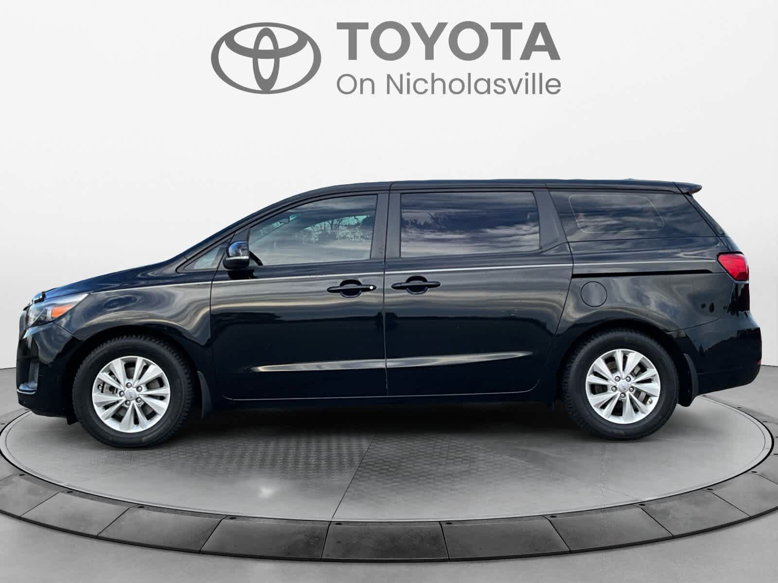 Used 2017 Kia Sedona L FWD image 2
