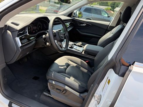 Used 2023 Audi Q8 Premium image 15