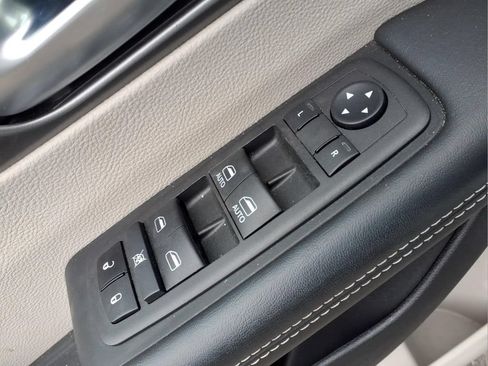 Used 2024 Chrysler Pacifica Touring-L FWD image 17