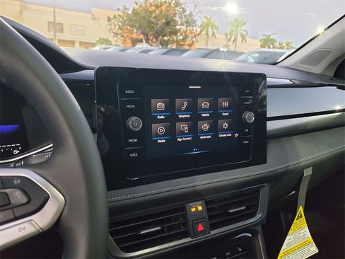 New 2025 Volkswagen Taos SE image 9