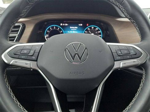 Used 2025 Volkswagen Atlas SE image 20