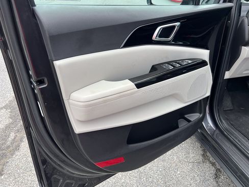 Used 2024 Kia Carnival EX FWD image 17