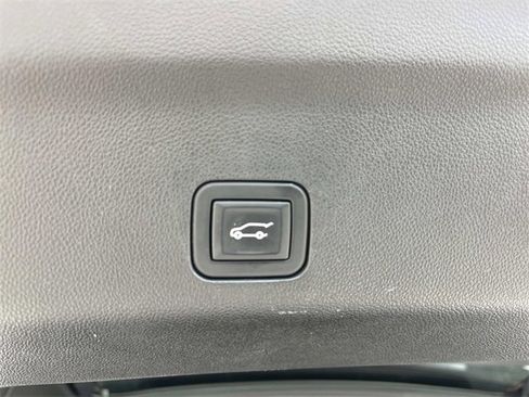 Used 2024 GMC Yukon SLT image 13