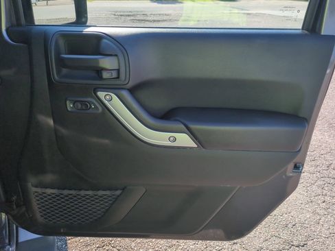 Used 2017 Jeep Wrangler Unlimited Sahara w/ Connectivity Group AWD/4WD image 22