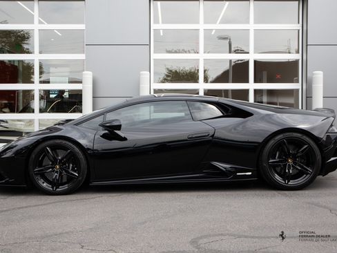 Used 2021 Lamborghini Huracan EVO RWD image 2
