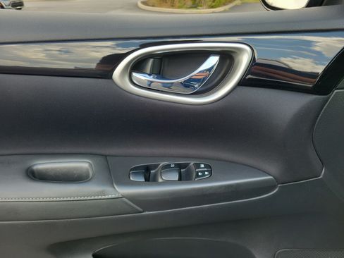 Certified 2018 Nissan Sentra SV FWD image 17