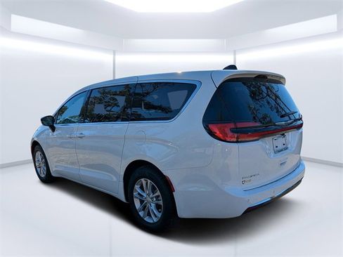 New 2026 Chrysler Pacifica Select image 5