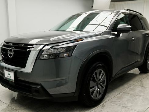 Used 2025 Nissan Pathfinder SV image 7