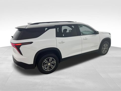 Used 2025 Chevrolet Traverse LT FWD image 5