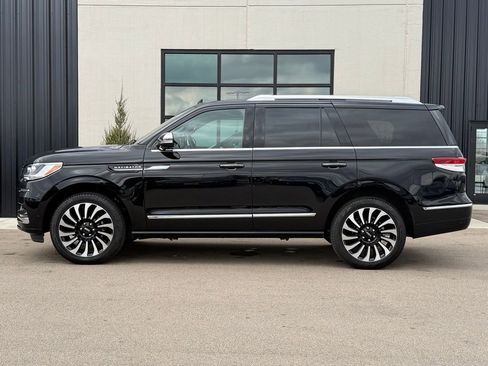 Used 2023 Lincoln Navigator Black Label AWD/4WD image 2