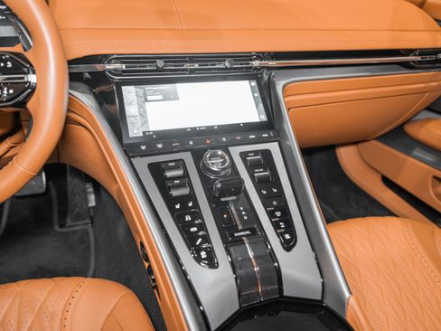 Used 2024 Aston Martin DB12 Coupe RWD image 21