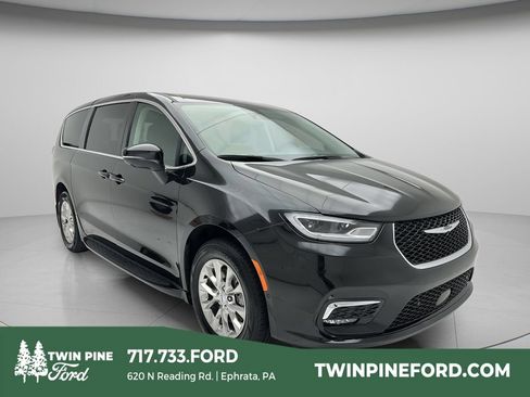 Used 2023 Chrysler Pacifica Touring-L AWD/4WD image 1