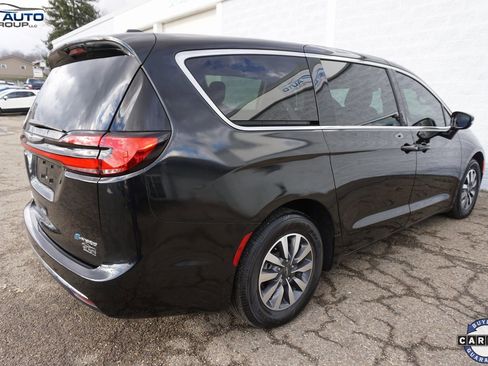 Used 2022 Chrysler Pacifica Touring-L image 10