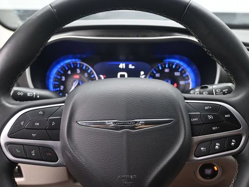 Used 2024 Chrysler Pacifica Touring-L FWD image 13