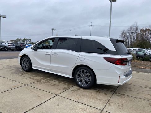 New 2026 Honda Odyssey Touring image 7