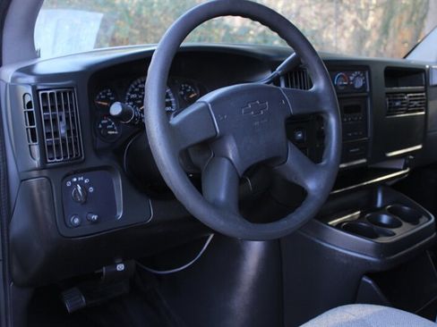 Used 2007 Chevrolet Express 1500 AWD image 9
